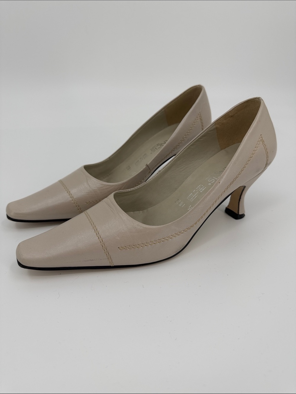 Francis de Luxe Classic Cream Leather Mid Heel Pumps